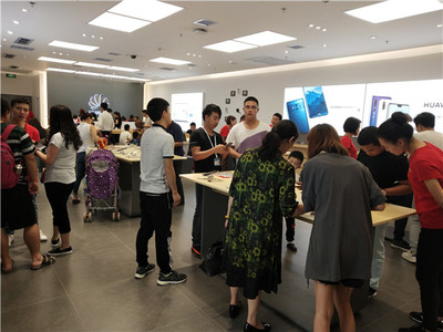 華為門店單店三日銷售額突破60萬，體驗(yàn)式消費(fèi)引領(lǐng)電子產(chǎn)品零售新浪潮